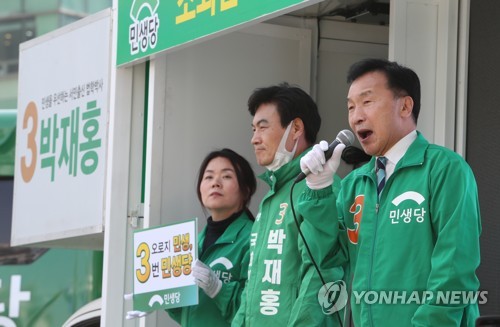 부산 지원유세 나선 손학규(부산=연합뉴스) 김재홍 기자 = 민생당 손학규 상임선대위원장(오른쪽)이 4일 오후 부산 연산로터리에서 부산 연제에 출마한 박재홍 후보(가운데) 지원유세를 하고 있다. 2020.4.4 pitbull@yna.co.kr