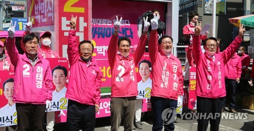 박민식 지지 호소하는 낙동강 합동 유세단(부산=연합뉴스) 차근호 기자 = 5일 오전 부산 북구 구포시장 앞에서 미래통합당 '낙동강 사수 합동 유세단'이 같은 당 북구강서구갑 박민식 후보에 대해 지지를 호소하며 주민들에게 인사하고 있다. 사진 왼쪽부터 하태경, 박민식, 이주영, 김기현, 조해진 후보 모습. 2020.4.5 ready@yna.co.kr