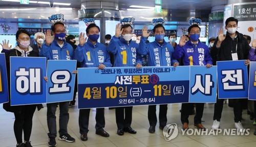 사전투표 독려 캠페인 하는 이낙연 위원장(부산=연합뉴스) 김인철 기자 = 이낙연 더불어민주당 상임공동선대위원장 및 부산 지역구 민주당 후보들이 8일 오전 부산 진구 서면역에서 사전투표 독려 캠페인을 펼치고 있다.  2020.4.8 yatoya@yna.co.kr