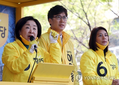 '노동자 대표를 국회로'(부산=연합뉴스) 김재홍 기자 = 정의당 심상정 대표(왼쪽)가 8일 부산 북구 롯데마트 앞에서 북강서을에 출마한 이의용 후보(가운데) 지원 유세를 하고 있다. 오른쪽은 정의당 비례대표 9번 이자스민 후보.2020.4.8 pitbull@yna.co.kr