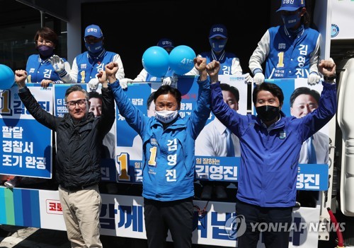 더불어민주당 이인영 공동선거대책위원장(오른쪽)과 표창원 의원(왼쪽)이 2020년 4월 9일 오전 경기도 수원시 팔달구 화서시장에서 제21대 국회의원선거 수원병에 출마한 김영진 후보 지원 유세를 하고 있다. [연합뉴스 자료사진]