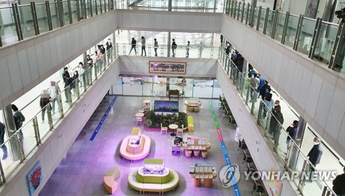 주말 투표 행렬(부산=연합뉴스) 차근호 기자 = 21대 총선 사전투표 둘째 날인 11일 오전 부산 연제구 2층 투표소에 시민들이 투표하기 위해 긴 줄을 서고 있다. 2020.4.11 ready@yna.co.kr