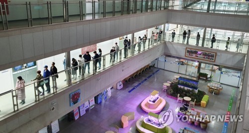 사전투표 열기(부산=연합뉴스) 차근호 기자 = 21대 총선 사전투표 둘째 날인 11일 오전 부산 연제구 2층 투표소에 시민들이 투표하기 위해 긴 줄을 서고 있다. 2020.4.11 ready@yna.co.kr