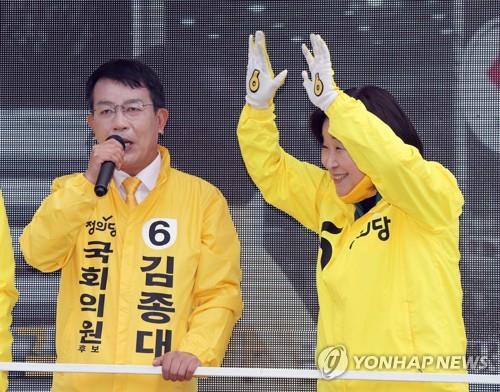 김종대 후보 지지 호소하는 심상정 대표(청주=연합뉴스) 이승민 기자 = 정의당 심상정 대표가 4·15 총선을 앞둔 마지막 주말인 12일 오전 청주시 상당구 육거리시장에서 열린 정의당 김종대(상당구) 후보 지원 유세에 참석해 지지를 호소하고 있다. 2020.4.12 logos@yna.co.kr