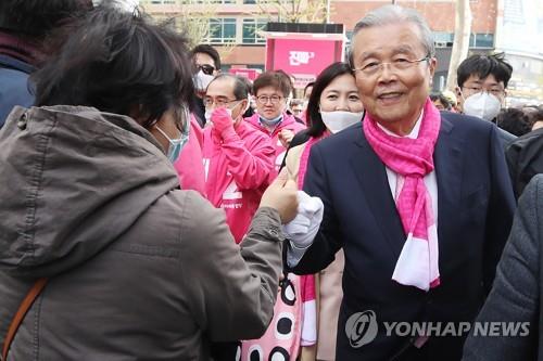 유권자와 인사하는 김종인(서울=연합뉴스) 진연수 기자 = 미래통합당 김종인 총괄선대위원장이 12일 오후 서울 강남구 수서역 사거리에서 강남 갑·을·병 후보 지원 유세에서 유권자들과 인사하고 있다. 2020.4.12