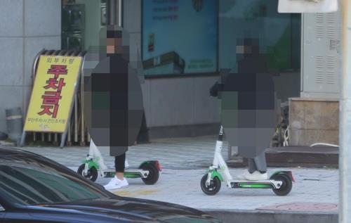 헬멧 없이 킥보드 타는 시민들[차근호 기자]