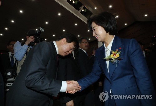 '깍듯한 악수'[연합뉴스 자료사진]