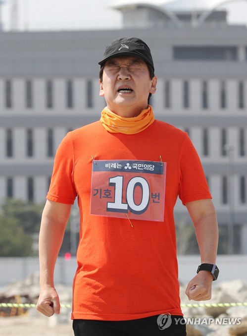 눈감은 안철수국토 종주 중인 국민의당 안철수 대표가 총선 D-5 일인 지난 10일 오전 세종시 정부세종청사 인근을 달리고 있다. [연합뉴스 자료사진]