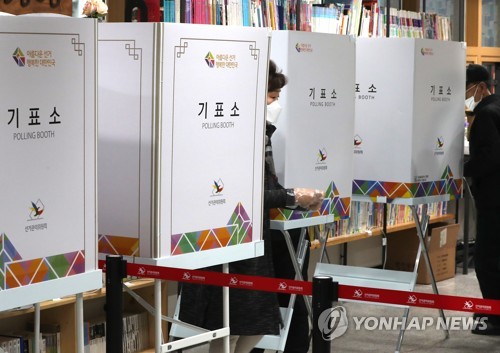 '소중한 한표 행사'(부산=연합뉴스) 강덕철 기자 = 제21대 총선 사전투표 첫날인 10일 오전 부산진구 초읍동 사전투표소에서 유권자들이 소중한 한표를 행사하고 있다. 2020.4.10 kangdcc@yna.co.kr