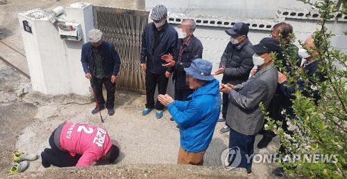 큰절하는 황교안 후보21대 국회의원 서울 종로에 출마한 미래통합당 황교안 후보가 지난 11일 종로구에서 시민들에게 큰절하고 있다. [황교안 캠프 제공, 재판매 및 DB금지]