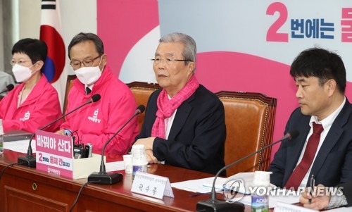 발언하는 미래통합당 김종인 총괄선대위원장(서울=연합뉴스) 안정원 기자 = 미래통합당 김종인 총괄선대위원장이 12일 오전 서울 여의도 국회에서 열린 비상경제대책위원회 회의에서 발언하고 있다. 2020.4.12 jeong@yna.co.kr