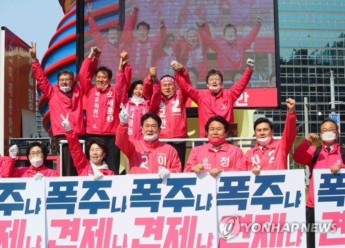 통합당, 4·15총선 대국민 호소 유세(서울=연합뉴스) 진성철 기자 = 서울 종로 국회의원 후보로 출마한 미래통합당 황교안 대표(뒷줄 오른쪽 두 번째)가 12일 서울 종로구 청계광장에서 광진을 오세훈 후보, 동작을 나경원 후보, 박형준·신세돈 공동위원장, 유승민 의원 등과 함께 '4·15총선 대국민 호소 유세'에서 지지를 호소하고 있다. 2020.4.12 zjin@yna.co.kr