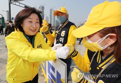 심상정 대표 '반갑습니다'(세종=연합뉴스) 김주형 기자 = 정의당 심상정 대표(왼쪽)가 4·15 총선을 앞둔 마지막 주말인 12일 오전 세종호수공원에서 열린 정의당 세종시 갑 이혁재 후보 지원 유세에 참석하며 지지자들과 주먹 인사하고 있다. 2020.4.12 kjhpress@yna.co.kr