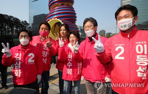 유승민과 함께 지지 호소하는 통합당 후보들(서울=연합뉴스) 진성철 기자 = 미래통합당 김삼화(왼쪽부터), 정양석 후보, 조성은 선대위부위원장, 진수희 후보, 유승민 의원, 이동섭 후보가 휴일인 12일 서울 종로구 청계광장에서 열린 '4·15총선 대국민 호소 유세'에서 함께 기호 2번을 만들며 지지를 호소하고 있다.  2020.4.12 zjin@yna.co.kr