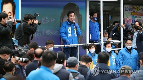 이낙연 후보, 구기동 주민들에게 지지 호소(서울=연합뉴스) 김인철 기자 = 21대 총선 서울 종로에 출마한 더불어민주당 이낙연 후보가 12일 종로구 구기동에서 유세 차량에 올라 지지를 호소하고 있다. 2020.4.12 yatoya@yna.co.kr