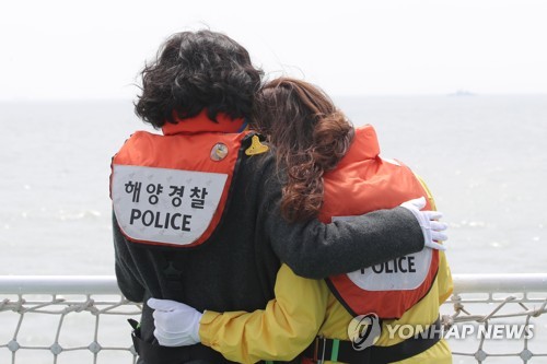 서로에게 버팀목이 되어주는 세월호 유가족(목포=연합뉴스) 천정인 기자 = 4·16세월호참사가족협의회 등 유가족들이 12일 오전 세월호 참사 해역을 찾아 선상 추모식을 한 뒤 바다를 바라보고 있다. 2020.4.12 iny@yna.co.kr