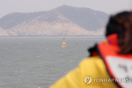 세월호 침몰 장소 바라보는 유가족(목포=연합뉴스) 천정인 기자 = 4·16세월호참사가족협의회 등 유가족들이 12일 오전 세월호 참사 해역을 찾아 선상 추모식을 마친 뒤 세월호 침몰 장소를 표시한 노란 부표를 바라보고 있다. 2020.4.12 iny@yna.co.kr