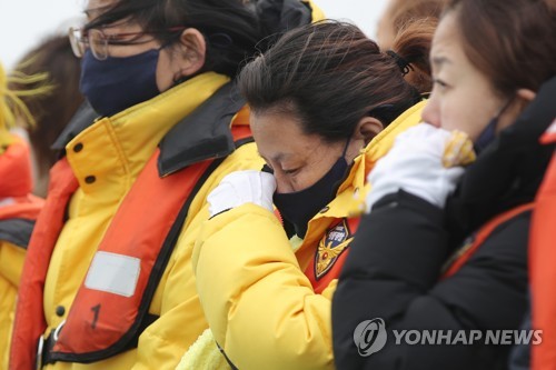 마르지 않은 눈물(목포=연합뉴스) 천정인 기자 = 4·16세월호참사가족협의회 등 유가족들이 12일 오전 세월호 참사 해역을 찾아 선상 추모식을 하고 있다. 2020.4.12 iny@yna.co.kr