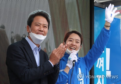 지지 호소하는 고민정(서울=연합뉴스) 이정훈 기자 = 21대 총선 서울 광진을에 출마한 더불어민주당 고민정 후보가 12일 오전 서울 광진구 롯데백화점 스타시티점 앞에서 유권자들을 향해 지지를 호소하고 있다. 왼쪽은 지원 유세나온 임종석 전 청화대 비서실장. 2020.4.12 uwg806@yna.co.kr