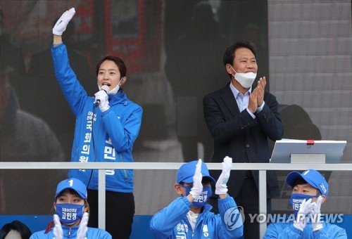 지지 호소하는 고민정(서울=연합뉴스) 이정훈 기자 = 21대 총선 서울 광진을에 출마한 더불어민주당 고민정 후보가 12일 오전 서울 광진구 롯데백화점 스타시티점 앞에서 유권자들을 향해 지지를 호소하고 있다. 오른쪽은 지원 유세나온 임종석 전 청와대 비서실장. 2020.4.12 uwg806@yna.co.kr