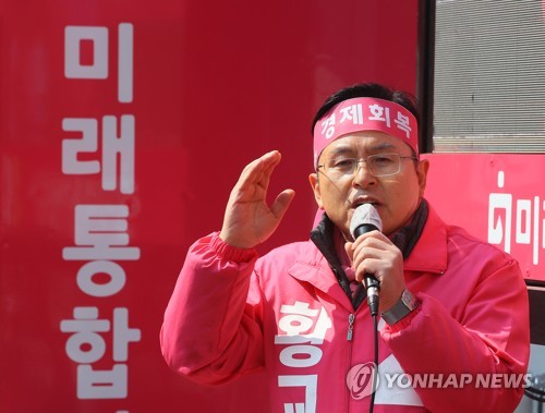 4·15총선 통합당 지지호소하는 황교안(서울=연합뉴스) 진성철 기자 = 미래통합당 서울 종로 국회의원 후보인 황교안 총괄선대위원장이 휴일인 12일 서울 종로구 청계광장에서 열린 '4·15총선 대국민 호소 유세'에서 지지를 호소하고 있다.   2020.4.12 zjin@yna.co.kr