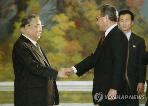 '남북 기본합의서' 주역 정원식 전 총리 별세(서울=연합뉴스) 노태우 정부 시절 국무총리로 재직했던 정원식 전 총리가 별세했다. 향년 91세.
    12일 의료계 등에 따르면 정 전 총리의 빈소가 이날 서울아산병원 장례식장에 차려졌다.
    서울대 사범대 교수 출신인 정 전 총리는 한국교육학회 회장, 문교부 장관 등을 역임했으며 노태우 정부 시절인 1991∼1992년 총리를 지냈다. 
    사진은 1992년 2월 제6차 남북 고위급회담을 위해 북한을 방문한 정원식 당시 국무총리가 평양 금수산의사당에서 김일성 주석을 예방, 악수하는 모습. 2020.4.12 [연합뉴스 자료사진] photo@yna.co.kr