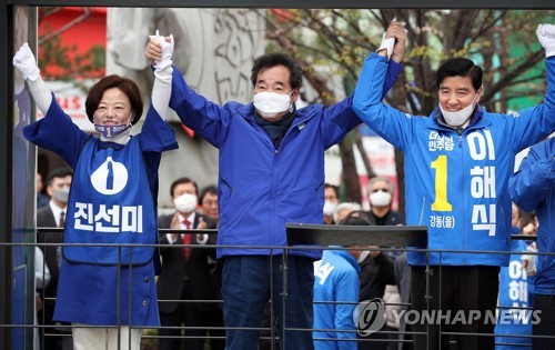 진선미-이해식 후보 지원 유세하는 이낙연 위원장(서울=연합뉴스) 김인철 기자 = 더불어민주당 이낙연 상임공동선대위원장이 12일 서울 강동구 천호동의 한 대형마트 앞에서 강동갑 진선미(왼쪽), 강동을 이해식 후보 지원 유세를 하고 있다. 2020.4.12 yatoya@yna.co.kr