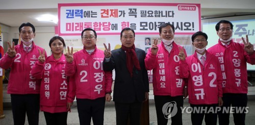 대전 방문한 이완구(대전=연합뉴스) 한종구 기자 = 이완구 전 국무총리가 12일 미래통합당 대전시당에서 통합당 후보 지지를 호소하고 있다. 왼쪽부터 장동혁(유성갑)·김소연(유성을)·이장우(동구) 후보, 이 전 총리, 이은권(중구)·이영규(서구갑)·양홍규(서구을) 후보. 2020.4.12. jkhan@yna.co.kr