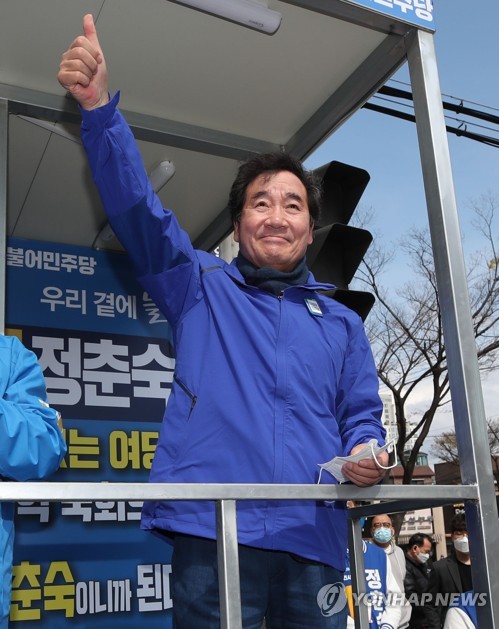 정춘숙 후보 지원 유세 나선 이낙연 위원장(용인=연합뉴스) 김인철 기자 = 더불어민주당 이낙연 상임공동선대위원장이 12일 경기 용인 수지구청역 앞에서 용인병에 출마한 정춘숙 후보 지원 유세를 하고 있다. 2020.4.12 yatoya@yna.co.kr