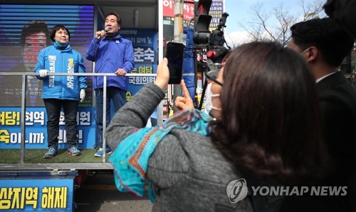 정춘숙 후보 지원 유세하는 이낙연 위원장(용인=연합뉴스) 김인철 기자 = 더불어민주당 이낙연 상임공동선대위원장이 12일 경기 용인 수지구청역 앞에서 용인병에 출마한 정춘숙 후보 지원 유세를 하고 있다. 2020.4.12 yatoya@yna.co.kr