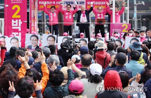 합동 유세하는 통합당 강남 갑·을·병(서울=연합뉴스) 진연수 기자 = 미래통합당 김종인 총괄선대위원장이 12일 오후 서울 강남구 수서역 사거리에서 강남갑 태구민(태영호), 강남을 박진 후보, 강남병 유병준 후보 지원 유세를 하고 있다. 2020.4.12 jin90@yna.co.kr