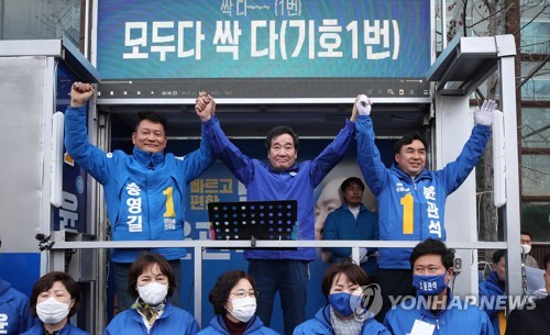 이낙연 위원장, 윤관석 후보 지원 유세(인천=연합뉴스) 김인철 기자 = 더불어민주당 이낙연 상임공동선대위원장이 12일 인천 남동구 모래내시장 앞에서 남동을에 출마한 윤관석 후보(오른쪽) 지원 유세를 하고 있다. 2020.4.12 yatoya@yna.co.kr