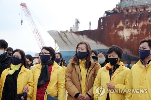 아픔을 뒤로하고(목포=연합뉴스) 천정인 기자 = 4·16세월호참사가족협의회 등 유가족들이 12일 오후 전남 목포시 목포신항에 인양된 세월호 선체를 둘러보고 돌아가고 있다. 2020.4.12 iny@yna.co.kr