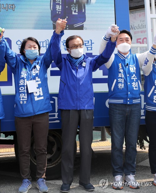 박수현 지원유세 나선 이해찬(공주=연합뉴스) 김준범 기자 = 더불어민주당 이해찬 대표가 12일 오전 충남 공주시 신관동 박수현 후보 선거사무소 앞에서 지원유세를 하고 있다. 2020.4.12 psykims@yna.co.kr