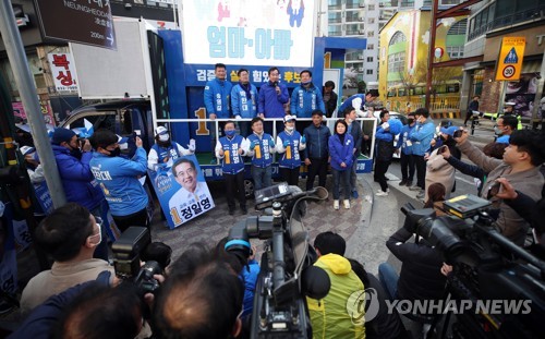 박찬대-정일영 후보 지지 호소하는 이낙연 위원장(인천=연합뉴스) 김인철 기자 = 더불어민주당 이낙연 상임공동선대위원장이 1일 인천 연수구 옥련동에서 연수갑 박찬대, 연수을 정일영 후보 지원 유세를 하고 있다. 2020.4.12 yatoya@yna.co.kr