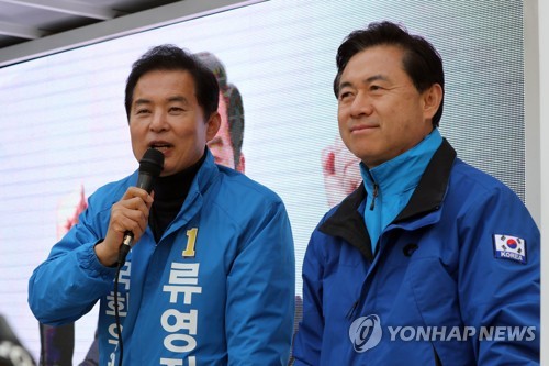 부산진구 김영춘 류영진 합동 유세(부산=연합뉴스) 조정호 기자 = 12일 오후 부산 부산진구 옛 가야역 앞 교차로에서 더불어민주당 부산진갑 김영춘 후보(오른쪽)와 부산진을 류영진 후보가 합동 유세를 벌이고 있다. 2020.4.12 ccho@yna.co.kr