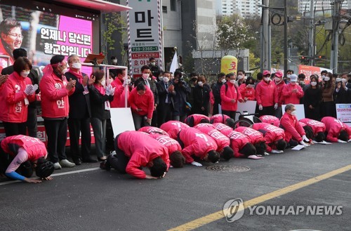 큰절하는 미래한국당 비례대표 후보들(서울=연합뉴스) 진성철 기자 = 비례정당인 미래한국당 원유철 대표와 비례대표 후보들이 12일 서울 종로구 무악동에서 열린 미래한국당 서울 종로 황교안 국회의원 후보 거리유세에서 큰절하고 있다.  2020.4.12 zjin@yna.co.kr