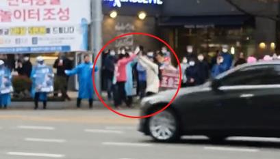 이 후보 남편 팔을 내리게 하려고 몸싸움하는 박 후보 지지자[박재호 의원 측 제공, 재판매 및 DB금지]