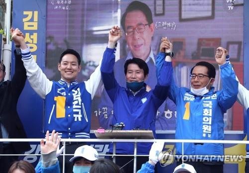 21대 총선 서울 강남갑에 출마한 더불어민주당 김성곤 후보가 이인영 원내대표와 함께 4월 7일 오후 도곡시장에서 유세를 한 후 인사를 하고 있다. [연합뉴스 자료사진]