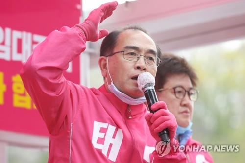 제21대 국회의원 선거 서울 강남갑에 출마한 미래통합당 태구민(태영호) 후보가 4월 12일 오후 서울 강남구 수서역 사거리에서 유권자들에게 지지를 호소하고 있다. [연합뉴스 자료사진]