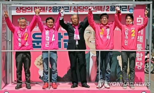 김종인, 청주서 지원 유세  (청주=연합뉴스) 이승민 기자 = 미래통합당 김종인 총괄선대위원장이 13일 오후 청주시 상당구 성안길에서 청주 권역에 출마한 후보 지원 유세를 하고 있다. 2020.4.13 logos@yna.co.kr