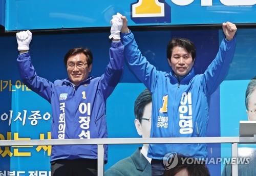 이인영 원내대표, 청주 서원 이장섭 후보 지원 유세  (청주=연합뉴스) 이승민 기자 = 더불어민주당 이인영 원내대표가 13일 오전 청주시 서원구 분평동 행정복지센터 앞에서 이장섭(서원) 후보 지원 유세를 하고 있다. 2020.4.13 logos@yna.co.kr