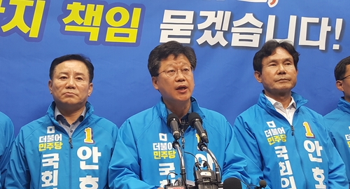 반박 회견하는 안호영 후보(가운데)촬영 : 김동철