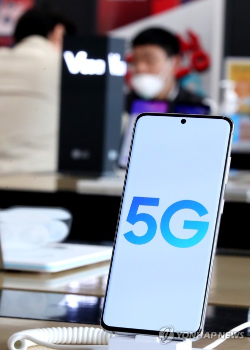 상용화 1년, 가입자수 500만명 넘어선 5G[서울=연합뉴스 자료사진] 4월 2일 서울 세종대로 광화문 KT스퀘어에 삼성전자 5G 스마트폰 갤럭시S20가 진열돼 있다. 
    4월3일로 세계 최초 국내에서 상용화 서비스가 시작된 5G(5세대) 이동통신이 출범 1년을 맞는다. 지난 2월 말 기준 국내 5G 이동통신 가입자가 536만명을 기록했다. 지난해 4월 5G 서비스가 상용화한 지 10개월 만이다. 2020.4.2 hihong@yna.co.kr