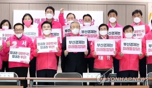 통합당 부산 선거대책위원회(부산=연합뉴스) 지난 4일 오전 부산 수영구 미래통합당 부산시당에서 열린 통합당 부산현장 선거대책위원회 회의에서 김종인 총괄선대위원장과 미래한국당 원유철 대표를 비롯해 부산지역에 출마한 후보들이 손팻말을 들고 구호를 외치고 있다. 2020.4.4 handbrother@yna.co.kr