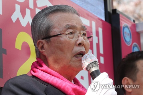 지지연설하는 김종인미래통합당 김종인 총괄선대위원장이 지난 10일 경기도 고양시 롯데마트 고양점 앞에서 경기 고양을에 출마한 함경우 후보에 대한 지지연설을 하고 있다. [연합뉴스 자료사진]