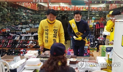 엄재철 후보 지난 11일 유세 박창진 후보와 유세활동. [정의당 제공.재판매 및 DB 금지]