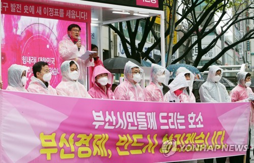 미래통합당 부산선대위 대국민 호소(부산=연합뉴스) 김재홍 기자 = 미래통합당 부산시당 총괄 선대본부장인 부산진갑 이헌승 후보가 12일 부산 부산진구 서면 영광도서 앞에서 미래통합당 부산선대위 대국민 호소문을 낭독하고 있다. 2020.4.12 pitbull@yna.co.kr