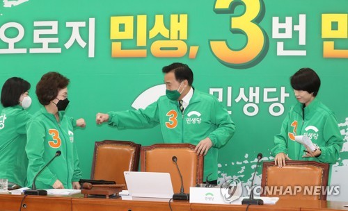 회의 참석하는 민생당 손학규 상임선대위원장(서울=연합뉴스) 안정원 기자 = 민생당 손학규 상임선대위원장이 13일 오전 서울 여의도 국회에서 열린 제6차 중앙선거대책위원회의에 입장하며 인사하고 있다. 2020.4.13 jeong@yna.co.kr