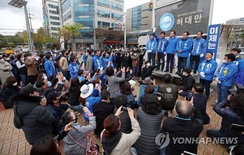오중기-허대만 후보 지원 유세하는 이낙연 위원장(포항=연합뉴스) 김인철 기자 = 더불어민주당 이낙연 상임공동선대위원장이 13일 경북 포항시청 앞에서 포항북구 오중기, 남구울릉군 허대만 후보 지원 유세를 하고 있다. 2020.4.13 yatoya@yna.co.kr